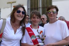 Elisabetta e Monica Guerreschi premiano miglior calciatore Francesco Rigatelli Mantovana
